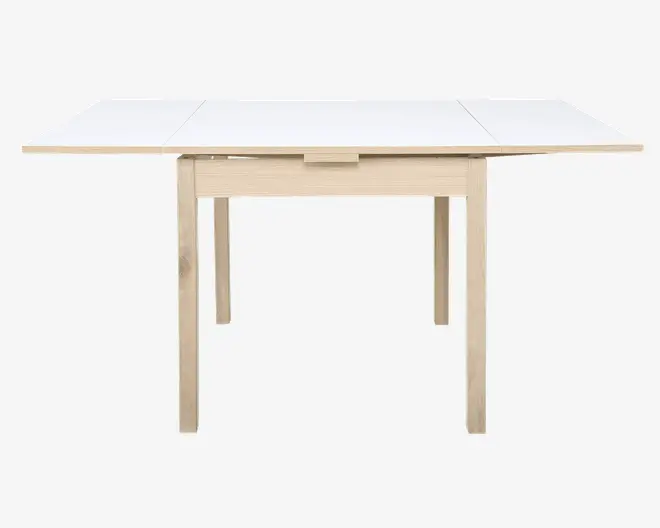 Rektangulært bord med lys træramme og ben, samt en hvid bordplade. Bordet har to klapudvidelser på hver side, så bordets overflade kan udvides eller formindskes efter behov. Designet er minimalistisk og funktionelt, velegnet til små rum eller fleksible spisepladser.