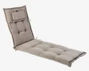 Tykt, polstret hynde i en lys beige farve, designet til en liggestol. Hynden har quiltede sektioner for ekstra komfort og støtte samt en justerbar, aftagelig hovedpude, der fastgøres med stropper. Stoffet ser slidstærkt ud og egner sig til både udendørs og indendørs brug. Hynden har bindebånd i siderne til fastgørelse på en stol.