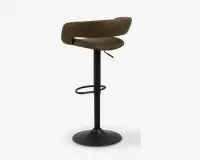 En moderne barstol med buet, olivengrønt polstret sæde og ryglæn. Stolen har en sort metalfod med piedestal, et cirkulært fodstøtte og en bred, rund base for stabilitet. Sædet er polstret for komfort, og ryglænet giver ekstra støtte.