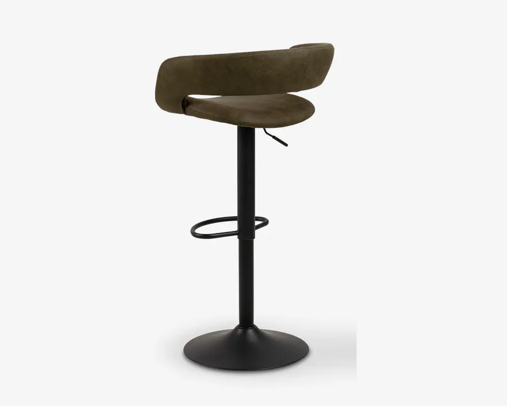 En moderne barstol med buet, olivengrønt polstret sæde og ryglæn. Stolen har en sort metalfod med piedestal, et cirkulært fodstøtte og en bred, rund base for stabilitet. Sædet er polstret for komfort, og ryglænet giver ekstra støtte.
