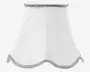 Hvid lampeskærm med udvidet, bølget bundkant og diskret sølvkant langs toppen og bunden. Stoffet har en let tekstur, hvilket giver et klassisk og elegant udtryk, der passer til traditionel eller vintage-inspireret indretning.