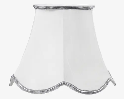 Hvid lampeskærm med udvidet, bølget bundkant og diskret sølvkant langs toppen og bunden. Stoffet har en let tekstur, hvilket giver et klassisk og elegant udtryk, der passer til traditionel eller vintage-inspireret indretning.