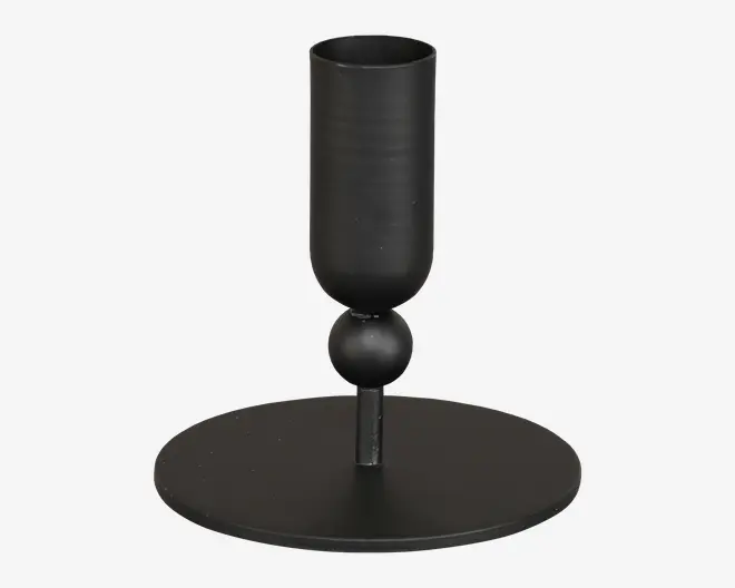 Holder i mat sort metal med en cylindrisk kop monteret på en rund bund. Koppen er hævet af en lille kugleformet detalje, hvilket giver et moderne og minimalistisk udtryk. Bunden er bred og flad for stabilitet.