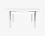 Rektangulært bord med en glat, hvid bordplade og fire lige, kromfarvede metalben. Designet er minimalistisk og moderne med rene linjer og blank finish. Bordet virker solidt og rummeligt, velegnet til spisning eller arbejde.