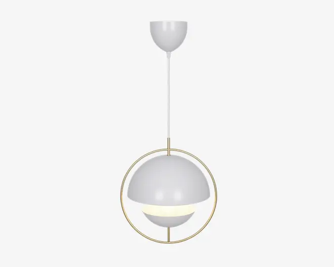 En moderne pendellampe med en hvid, kuppelformet skærm med en glat, blank overflade. Skærmen hænger fra en lige stang og er omgivet af en tynd, guldfarvet metalring, hvilket giver lampen et stilrent og elegant udtryk. Lyskilden er delvist synlig under kuplen og giver et blødt, diffust lys.