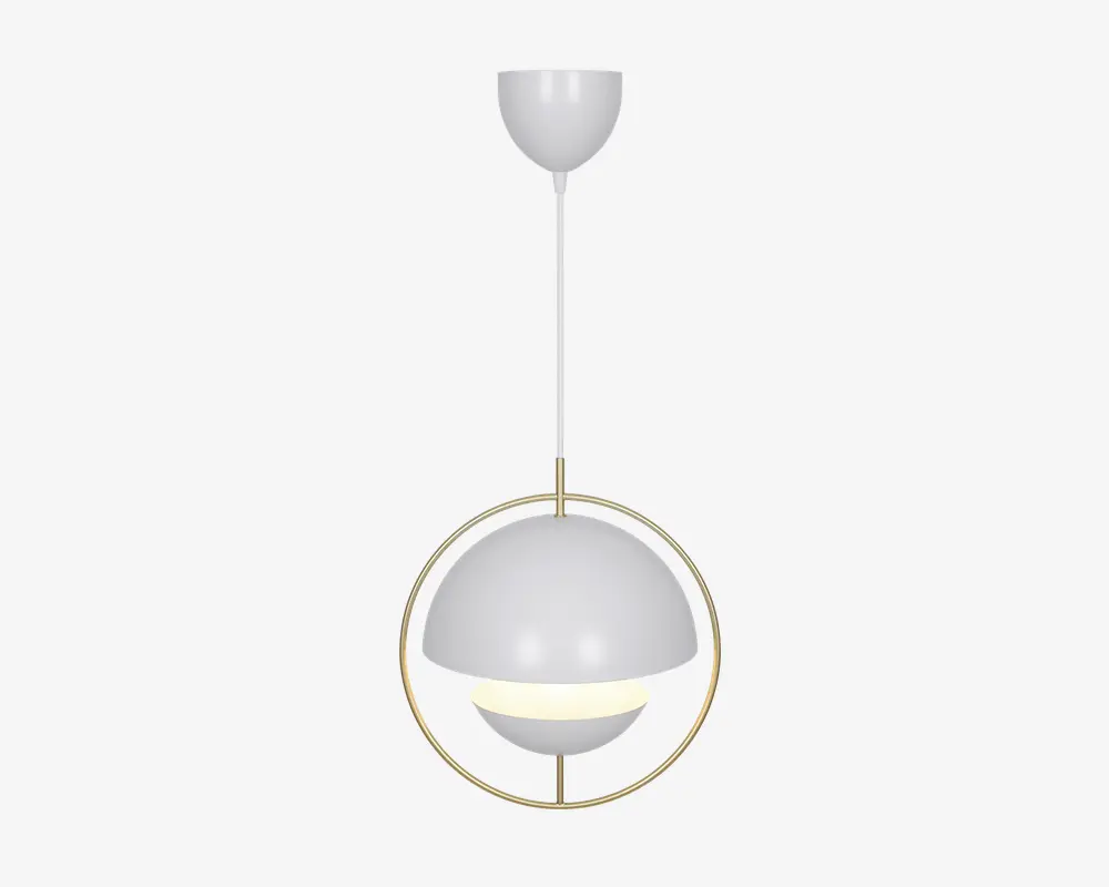 En moderne pendellampe med en hvid, kuppelformet skærm med en glat, blank overflade. Skærmen hænger fra en lige stang og er omgivet af en tynd, guldfarvet metalring, hvilket giver lampen et stilrent og elegant udtryk. Lyskilden er delvist synlig under kuplen og giver et blødt, diffust lys.
