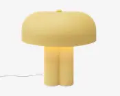 Lysegul lampe med svampeformet, bred og afrundet skærm, todelt cylindrisk fod, lille afbryder på toppen og synlig hvid ledning.