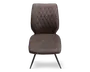 Stol med høj ryg og sæde polstret i brunt stof med diamantformet quiltet mønster. Stolen har et moderne design med slanke, skråtstillede sorte metalben. Sædet og ryglænet er begge polstrede for ekstra komfort.