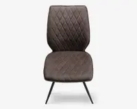 Stol med høj ryg og sæde polstret i brunt stof med diamantformet quiltet mønster. Stolen har et moderne design med slanke, skråtstillede sorte metalben. Sædet og ryglænet er begge polstrede for ekstra komfort.