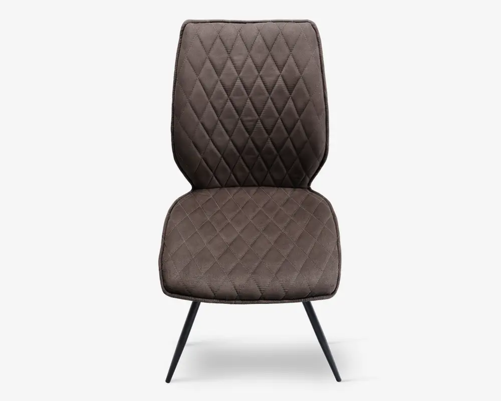 Stol med høj ryg og sæde polstret i brunt stof med diamantformet quiltet mønster. Stolen har et moderne design med slanke, skråtstillede sorte metalben. Sædet og ryglænet er begge polstrede for ekstra komfort.