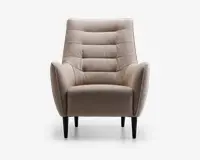 Frontvisning af en moderne lænestol med lysebeige stofbetræk. Stolen har en høj, let tilbagelænet ryg med vandrette kanalsyninger, der giver ekstra komfort og stil. Armlænene er vinklet udad og skaber et moderne udtryk. Sædepuden er tyk og blød, og stolen står på fire koniske sorte træben.