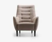 Frontvisning af en moderne lænestol med lysebeige stofbetræk. Stolen har en høj, let tilbagelænet ryg med vandrette kanalsyninger, der giver ekstra komfort og stil. Armlænene er vinklet udad og skaber et moderne udtryk. Sædepuden er tyk og blød, og stolen står på fire koniske sorte træben.