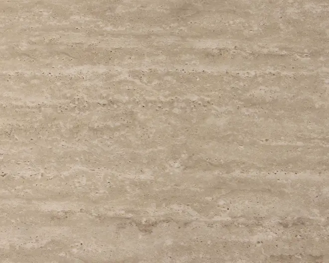 Lys beige overflade med diskrete horisontale striber og naturlig stenstruktur. Overfladen er mat med små, spredte porer og blide farvevariationer, hvilket giver et organisk og jordnært udtryk.