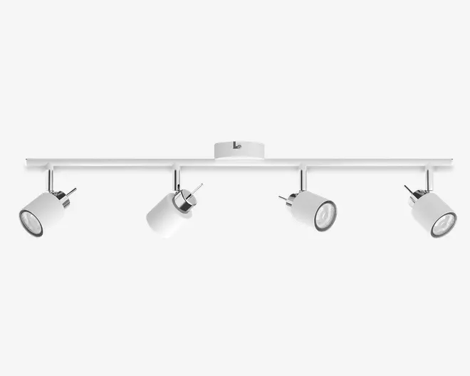Et moderne loftmonteret spotlys med en lige, horisontal skinne i mat hvid finish. Lampen har fire justerbare, cylindriske lampehoveder, hver med en metallisk detalje ved basen, som gør det muligt at rette lyset i forskellige retninger. Armaturet er designet til jævn lysfordeling og kan bruges til at fremhæve bestemte områder eller genstande i et rum.