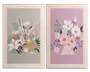 Sæt med to indrammede tryk med stiliseret blomsterkunst. Det venstre tryk har en dæmpet grå baggrund med en sammensætning af liljer, margueritter og andre blomster i bløde nuancer af hvid, gul, grøn og pink. Det højre tryk har en lyserød baggrund og viser en buket af hvide og lyserøde blomster med grønne blade i en lyserød vase. Begge tryk har et moderne, minimalistisk design med flade farver og rene linjer.