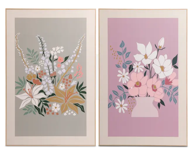 Sæt med to indrammede tryk med stiliseret blomsterkunst. Det venstre tryk har en dæmpet grå baggrund med en sammensætning af liljer, margueritter og andre blomster i bløde nuancer af hvid, gul, grøn og pink. Det højre tryk har en lyserød baggrund og viser en buket af hvide og lyserøde blomster med grønne blade i en lyserød vase. Begge tryk har et moderne, minimalistisk design med flade farver og rene linjer.