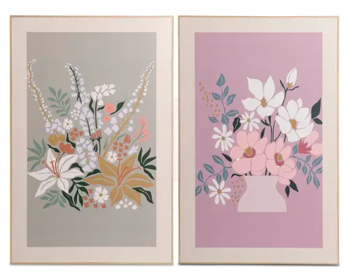 Sæt med to indrammede tryk med stiliseret blomsterkunst. Det venstre tryk har en dæmpet grå baggrund med en sammensætning af liljer, margueritter og andre blomster i bløde nuancer af hvid, gul, grøn og pink. Det højre tryk har en lyserød baggrund og viser en buket af hvide og lyserøde blomster med grønne blade i en lyserød vase. Begge tryk har et moderne, minimalistisk design med flade farver og rene linjer.