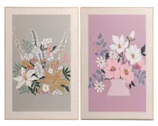Sæt med to indrammede tryk med stiliseret blomsterkunst. Det venstre tryk har en dæmpet grå baggrund med en sammensætning af liljer, margueritter og andre blomster i bløde nuancer af hvid, gul, grøn og pink. Det højre tryk har en lyserød baggrund og viser en buket af hvide og lyserøde blomster med grønne blade i en lyserød vase. Begge tryk har et moderne, minimalistisk design med flade farver og rene linjer.
