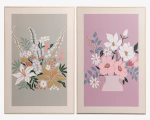 Sæt med to indrammede tryk med stiliseret blomsterkunst. Det venstre tryk har en dæmpet grå baggrund med en sammensætning af liljer, margueritter og andre blomster i bløde nuancer af hvid, gul, grøn og pink. Det højre tryk har en lyserød baggrund og viser en buket af hvide og lyserøde blomster med grønne blade i en lyserød vase. Begge tryk har et moderne, minimalistisk design med flade farver og rene linjer.