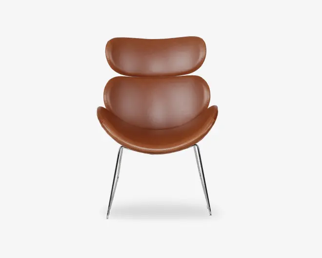 Moderne stol med skulpturelt, tredelt ryglæn og sæde betrukket med glat brunt læder. Stolen har et buet, ergonomisk design for komfort og står på fire slanke, skråtstillede ben i krom.