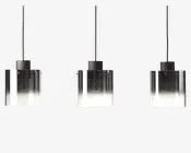 Sæt med tre pendellamper med firkantede, klare glasskærme, der har en gradient fra gennemsigtig i toppen til mat hvid i bunden. Hver lampe har en sort metalfatning og sort ledning til ophæng. Pærerne er synlige gennem glasset, hvilket giver et moderne og minimalistisk udtryk.