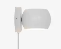 En moderne vægmonteret lampe med en glat, mat hvid overflade. Lampen har en rund, tromleformet skærm, der leder lyset nedad. Den er fastgjort til en rektangulær vægplade med en synlig skrue og har en hvid ledning, der går ud fra bunden. Designet er minimalistisk og passer godt til moderne indretning.