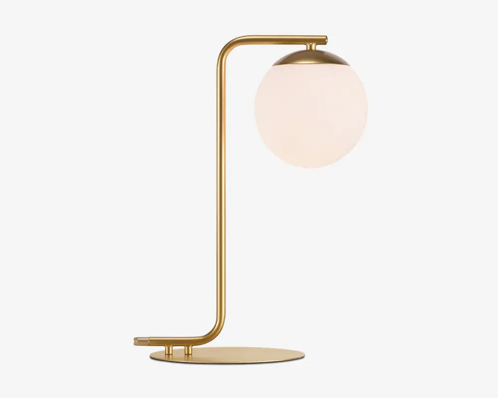 En moderne bordlampe med en slank metalramme i guldfinish og et vinkelret design. Lampen har en rund, flad fod og en lodret stang, der buer i toppen for at holde en stor, mat hvid glaskuppel. Kuppelen er delvist dækket af en gylden top, hvilket giver lampen et elegant og nutidigt udtryk.