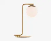 En moderne bordlampe med en slank metalramme i guldfinish og et vinkelret design. Lampen har en rund, flad fod og en lodret stang, der buer i toppen for at holde en stor, mat hvid glaskuppel. Kuppelen er delvist dækket af en gylden top, hvilket giver lampen et elegant og nutidigt udtryk.