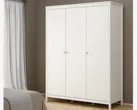 Høj, fritstående enhed med tre glatte, flade døre i mat hvid finish. Hver dør har en lille, rund metalknop for nem åbning. Designet er minimalistisk med rene linjer og uden synlige hængsler eller dekorative elementer. Enheden står på korte ben, hvilket løfter den lidt fra gulvet, og har en diskret topkant for et elegant udtryk.