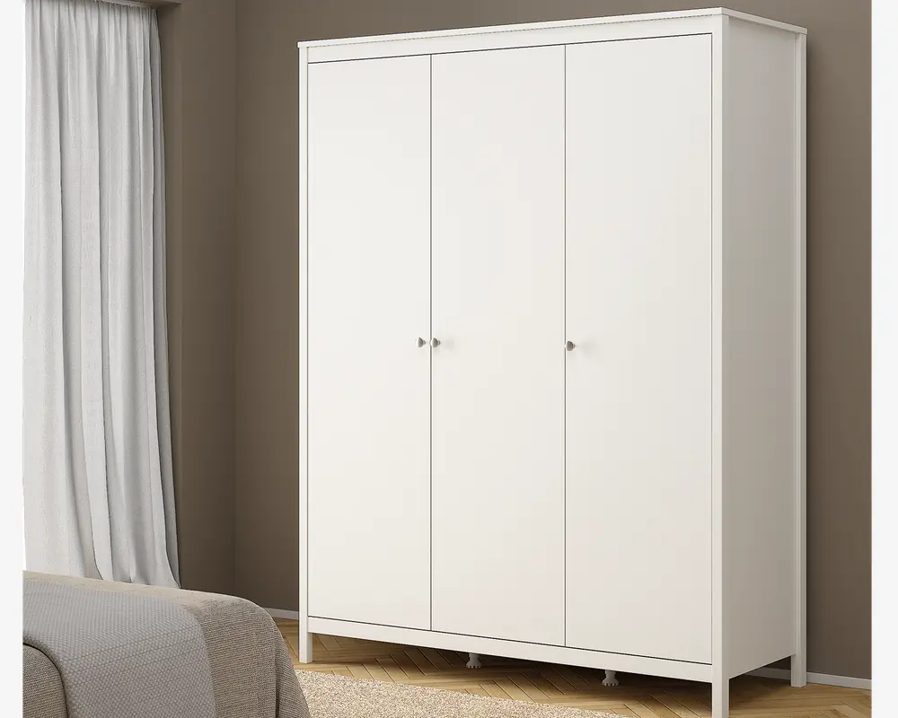 Høj, fritstående enhed med tre glatte, flade døre i mat hvid finish. Hver dør har en lille, rund metalknop for nem åbning. Designet er minimalistisk med rene linjer og uden synlige hængsler eller dekorative elementer. Enheden står på korte ben, hvilket løfter den lidt fra gulvet, og har en diskret topkant for et elegant udtryk.