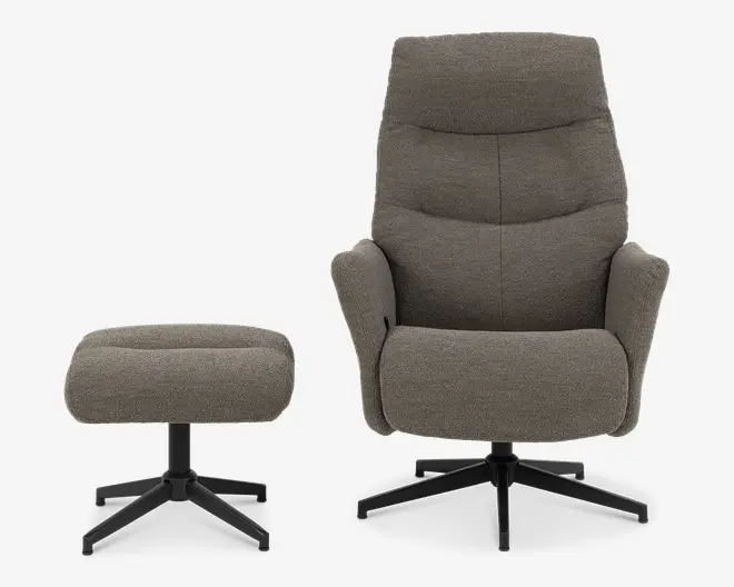 En moderne lænestol med høj ryg og tilhørende fodskammel, begge betrukket med gråt tekstil med struktur. Stolen har en formet ryg med diskrete vandrette syninger, let buede armlæn og en tyk, polstret siddehynde for ekstra komfort. Både stol og skammel har solide, sorte metalstel med fire ben og drejefunktion for stabilitet.