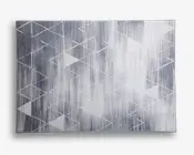 Rektangulært tæppe med et moderne geometrisk mønster af overlappende hvide trekanter og linjer på en grå baggrund med farveovergange. Designet har en børstet, let slidt effekt, hvilket giver et moderne og tekstureret udtryk. Kanterne er rene, og det samlede udseende er minimalistisk og stilfuldt.