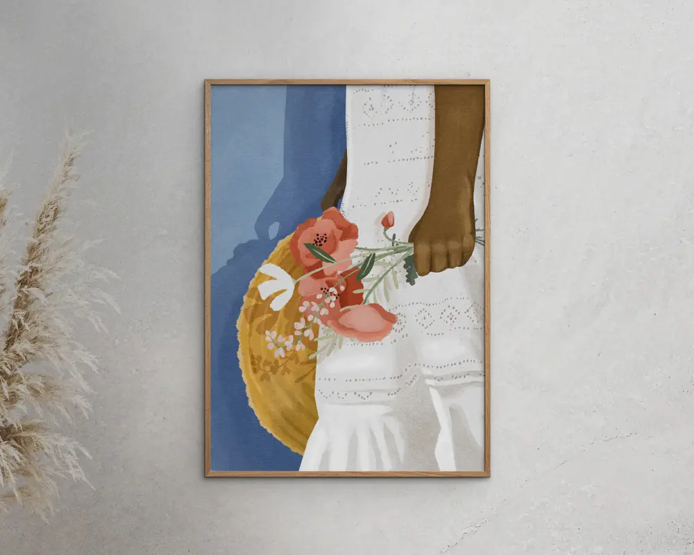 Indrammet kunstværk med en nærbillede-illustration af en person med mørk hud iført en hvid broderet kjole. Personen holder en buket med lyserøde og hvide blomster samt en rund stråtaske. Baggrunden er blød blå, og rammen er i lyst træ.