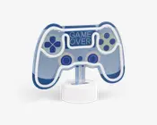 En dekorativ LED-lampe formet som en videospil-controller med blå og hvide farver. Lampen har knapdetaljer og teksten 'GAME OVER' oplyst øverst i midten. Den er monteret på en rund, hvid base.