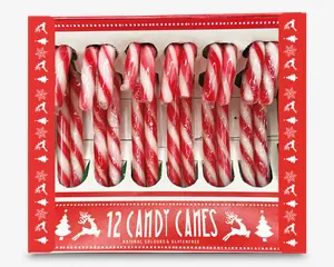Et sæt med tolv individuelt indpakkede sukkerstokke med klassisk rød og hvid spiralstribe. Sukkerstokkene er pænt arrangeret i en festlig rød æske dekoreret med hvide julemotiver som rensdyr, snefnug og juletræer. Emballagen angiver, at sukkerstokkene er lavet med naturlige farver og er glutenfri.