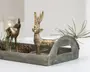 Rektangulært rustikt metalfad med buede håndtag, dekoreret med to gyldne hjortefigurer, fyrregrene og en kogle.