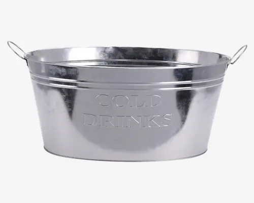 Stor, ovalformet metalbalje med blank, galvaniseret overflade. Den har to solide sidehåndtag for nem transport og teksten "COLD DRINKS" præget på forsiden. Baljen har en glat kant og dobbelte vandrette riller nær toppen for ekstra styrke og stil.