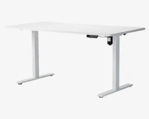Rektangulært bord med en glat, hvid bordplade og solide, hvide metalben. Bordet har en højdejusteringsmekanisme, som styres af et lille sort panel under højre side af bordpladen. Benene er T-formede for ekstra stabilitet, og det samlede design er minimalistisk og moderne, velegnet til både kontor og hjem.
