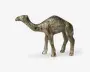En metalfigur formet som en kamel med en tekstureret overflade, der efterligner pels, og realistiske detaljer som en tydelig pukkel, lang hals og slanke ben. Overfladen har en blanding af sølv- og bronzefarver, hvilket giver et antikt udseende.