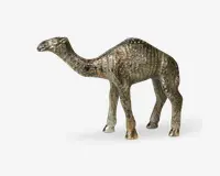 En metalfigur formet som en kamel med en tekstureret overflade, der efterligner pels, og realistiske detaljer som en tydelig pukkel, lang hals og slanke ben. Overfladen har en blanding af sølv- og bronzefarver, hvilket giver et antikt udseende.