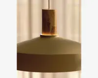 Nærbillede af en pendellampe med en glat, mat skærm i en afdæmpet beige eller taupe farve. Lampen har en cylindrisk topdel lavet af natursten eller marmor med synlige brune og lyse årer, hvilket giver et elegant og tekstureret udtryk. Designet er minimalistisk og moderne, velegnet til nutidige indretninger.