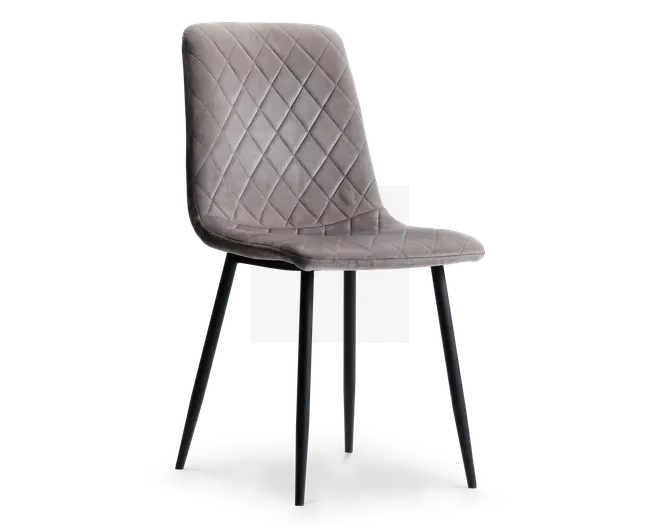 Stol med polstret sæde og ryglæn betrukket med lysegråt stof og et diamantformet quiltet mønster. Stolen har en let buet ryg for ekstra komfort og står på fire slanke, sorte metalben, der er let udadgående for stabilitet. Designet er moderne og minimalistisk.