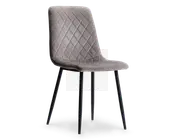 Stol med polstret sæde og ryglæn betrukket med lysegråt stof og et diamantformet quiltet mønster. Stolen har en let buet ryg for ekstra komfort og står på fire slanke, sorte metalben, der er let udadgående for stabilitet. Designet er moderne og minimalistisk.