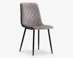 Stol med polstret sæde og ryglæn betrukket med lysegråt stof og et diamantformet quiltet mønster. Stolen har en let buet ryg for ekstra komfort og står på fire slanke, sorte metalben, der er let udadgående for stabilitet. Designet er moderne og minimalistisk.