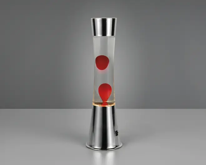 Høj, cylindrisk lampe med sølvfarvet metalbund og -top. Den gennemsigtige midtersektion indeholder en klar væske og to store, røde voksbobler, der svæver indeni og skaber en dekorativ, flydende effekt. Lampen har et moderne, slankt design med en lille sort kontakt på basen.