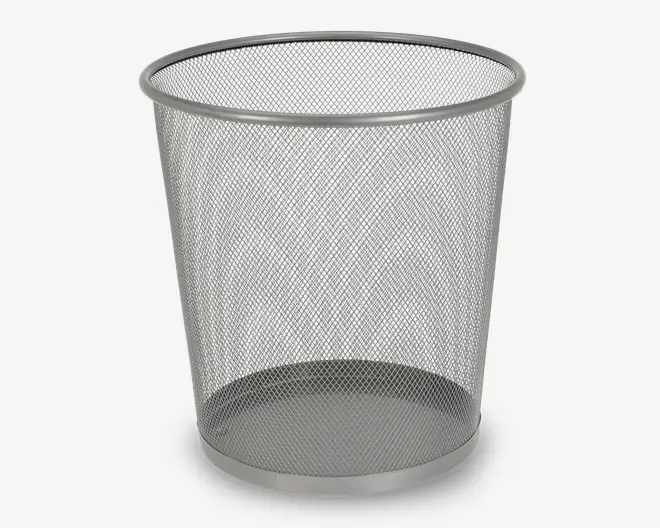 Rund affaldskurv lavet af sølvfarvet metalnet med forstærket kant og bund for ekstra holdbarhed. Netdesignet giver synlighed af indholdet og fremmer luftcirkulation for at reducere lugtgener. Let og velegnet til brug på kontorer eller i hjemmet.