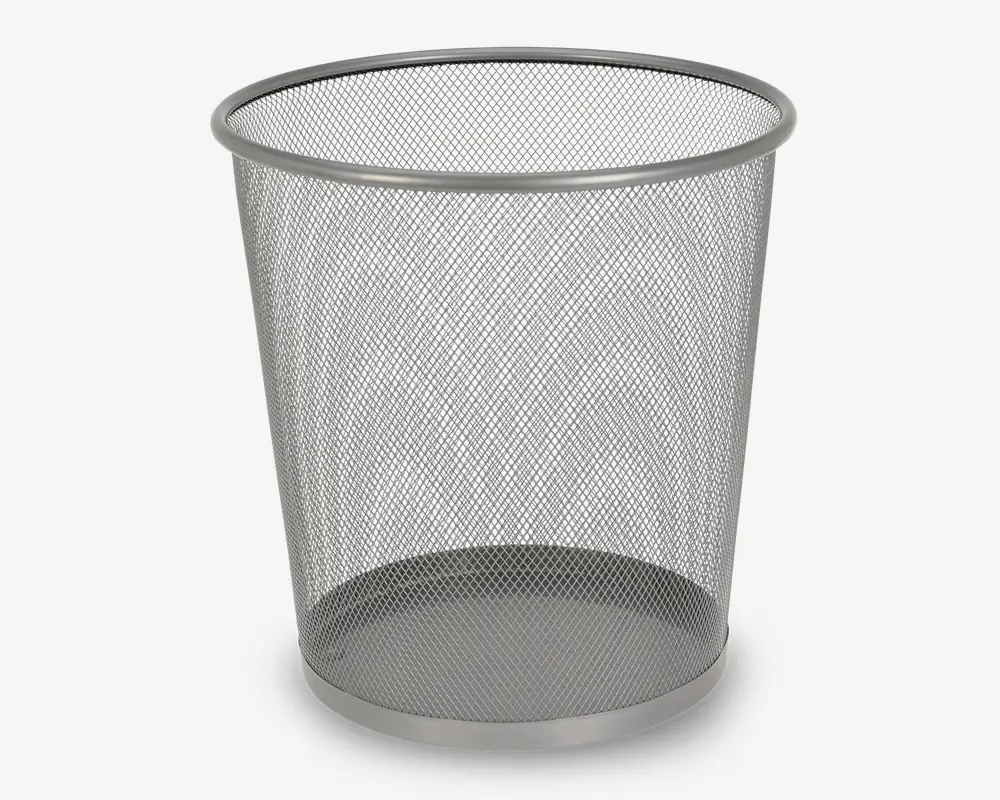 Rund affaldskurv lavet af sølvfarvet metalnet med forstærket kant og bund for ekstra holdbarhed. Netdesignet giver synlighed af indholdet og fremmer luftcirkulation for at reducere lugtgener. Let og velegnet til brug på kontorer eller i hjemmet.