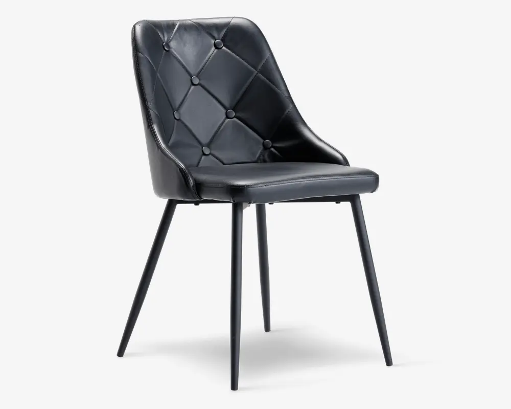 Stol med sort kunstlæderpolstret sæde og ryglæn, der har et diamantmønstret, knapstukket design. Stolen har en let buet ryg for ekstra komfort og slanke, skråtstillede metalben med mat sort finish.