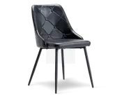 Stol med sort kunstlæderpolstret sæde og ryglæn, der har et diamantmønstret, knapstukket design. Stolen har en let buet ryg for ekstra komfort og slanke, skråtstillede metalben med mat sort finish.