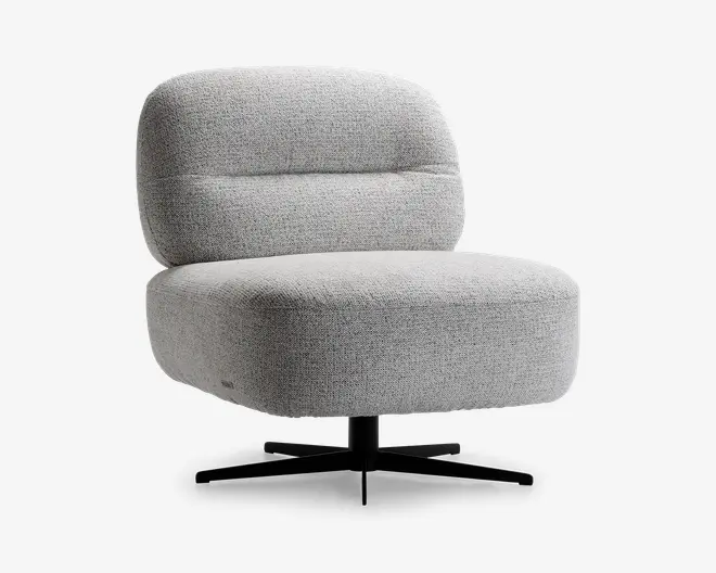 Armløs loungestol med bredt, kraftigt polstret sæde og ryglæn, betrukket med lysegråt tekstureret stof. Stolen har en rundet, moderne silhuet og står på en sort metal drejefod med fire ben for stabilitet.